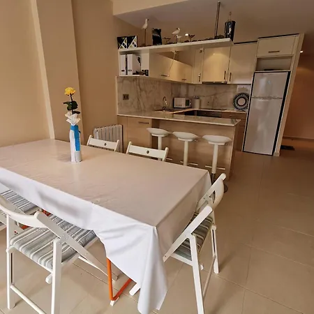 Ideal En Llanca: Terraza, Parking Y Cerca De La Playa - Es-89-87