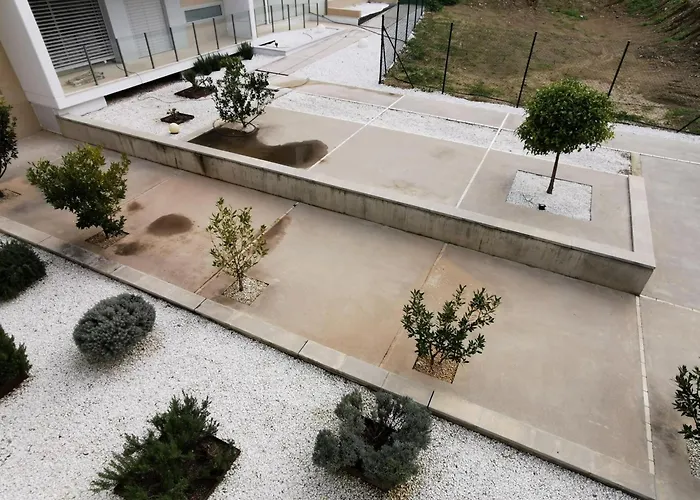 Ideal En Llanca: Terraza, Parking Y Cerca De La Playa - Es-89-87