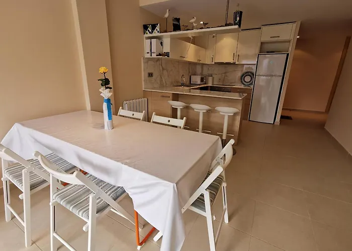 Ideal En Llanca: Terraza, Parking Y Cerca De La Playa - Es-89-87